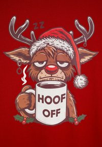 Czerwona koszulka z nadrukiem kreskówkowego renifera z porożem, czapką Mikołaja oraz kubkiem z napisem "ODSTĄP", otoczona akcentami ostrokrzewu.