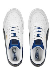 Sneaker alb cu un superior din piele netedă, accente albastre, cutie pentru degete perforată și un panou lateral gri închis. Detalii cu logo auriu.