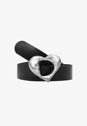 Curea din piele neagră cu o chingă lată și o cataramă argintie în formă de inimă, cu un centru gol. Textură fină cu un finisaj mat.