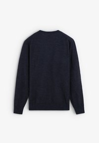 Pulover tricotat de culoare bleu marin, guler rotund, mâneci lungi, textură netedă, manșete și tiv cu dungi, fără modele vizibile sau detalii metalice.