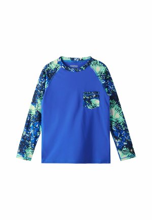 Camicia blu a maniche lunghe con maniche decorate con motivi astratti verdi e blu navy e taschino coordinato sul petto.