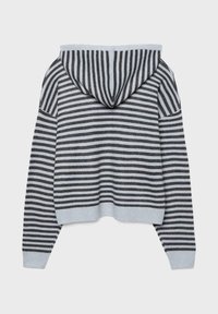Sweat à capuche avec des rayures horizontales alternées noires et grises sur le corps et des rayures diagonales sur la capuche et les épaules.