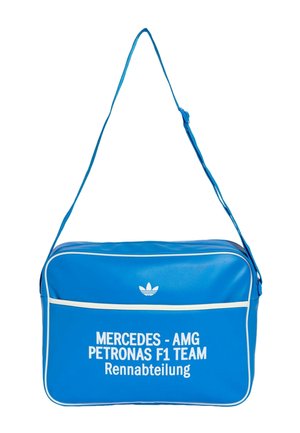 Niebieska torba na ramię z białą lamówką, logo zespołu Mercedes-AMG Petronas F1 i białym napisem na przedniej kieszeni.