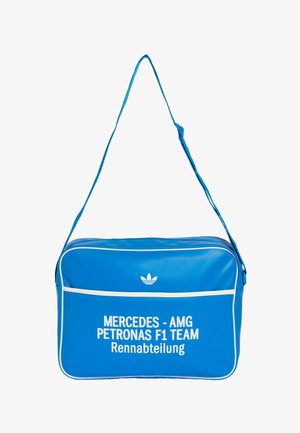 Niebieska torba na ramię z białą lamówką, logo zespołu Mercedes-AMG Petronas F1 i białym napisem na przedniej kieszeni.