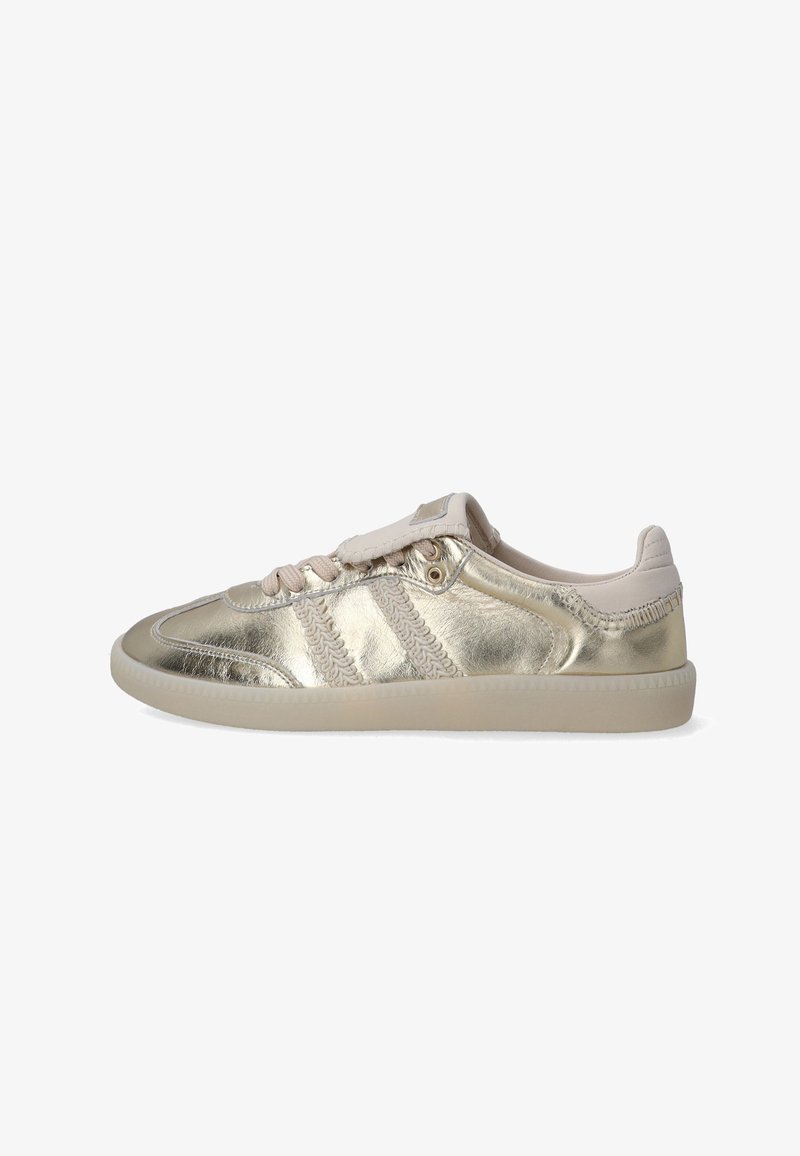 Złote metaliczne sneakersy z beżowymi akcentami, zaokrąglony nosek, teksturowane panele boczne, sznurowane zapięcie i gumowa podeszwa.