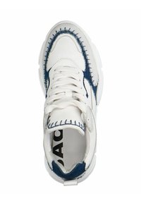 Weiße Sneaker mit blauen Nähten, Stoffakzenten und einem Schnürdesign. Verfügt über eine gepolsterte Zunge und eine dicke Gummisohle. Markenname im Inneren sichtbar.