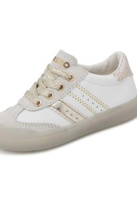 Baskets blanches avec des accents en daim gris et des détails dorés. Présente un design texturé, un système de laçage et un détail pailleté sur le talon.