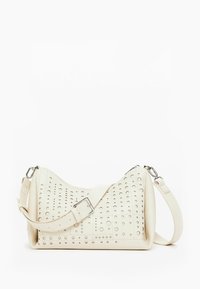 Ecrufarbenes Handtasche aus perforiertem synthetischem Material, mit geschwungener Form, verstellbarem Tragegurt und silberfarbenen Hardware-Akzenten.