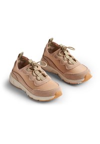 Pāris bēša un gaiši brūna krāsas čības ar biezām baltām zolēm, mežģīnēm aiztaisāmas, ar zamšādas akcentiem un vilkšanas cilpām uz balta fona.