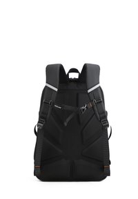 Zaino nero con spallacci in rete imbottita, una superficie esterna robusta e testurizzata, e una cinghia centrale per un supporto aggiuntivo. Inclusi accenti riflettenti.