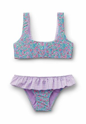 To-delt badedragt til piger med blå og rosa blomsterprint på toppen og matchende trusser med en lilla gingham-flæsekant ved taljen.