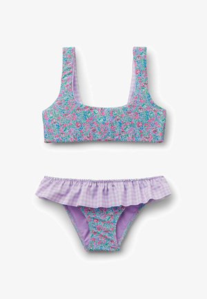 Bañador de dos piezas para niña con top azul y rosa con flores y braguita a juego con cintura fruncida de cuadros morados.
