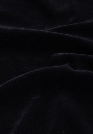 Melns zīda samta audums ar mīkstu tekstūru, kas izstaro vieglu spīdumu un maigas krokas, radot gludu, greznu izskatu.