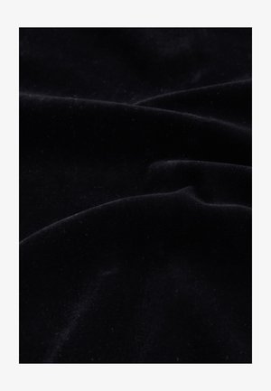 Melns zīda samta audums ar mīkstu tekstūru, kas izstaro vieglu spīdumu un maigas krokas, radot gludu, greznu izskatu.