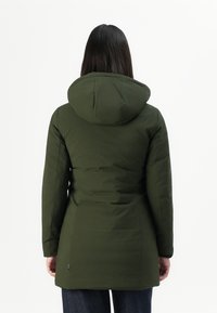 Olijfgroene geïsoleerde jacket met een capuchon, lange mouwen en een middellange snit. Gladde textuur met een subtiele glans.