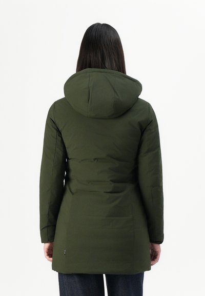 Veste isolée vert olive avec capuche, manches longues et design mi-long. Texture lisse avec un léger brillant.