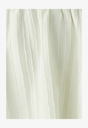 Balts plīsēts audums ar vertikālām svītrām, kam ir teksturēta virsma. Mīksts, viegls materiāls ar smalkām raksta variācijām.