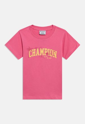 Roze katoenen T-shirt met een gele "CHAMPION"-opdruk met palmbomen, ronde hals, korte mouwen en standaard pasvorm.