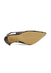 Schwarzer und goldener hochhackiger Schuh mit spitzer Zehenpartie und Slingback-Riemen, ausgestattet mit einer glatten beigen Sohle. Strukturiert an der oberen Oberfläche.