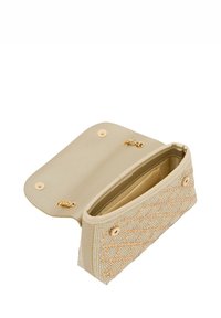 Beige portemonnee met een gestructureerde voorkant met ruitpatronen, gouden hardware en een drukknoopsluiting. De binnenkant heeft kaartsleuven en een gladde voering.