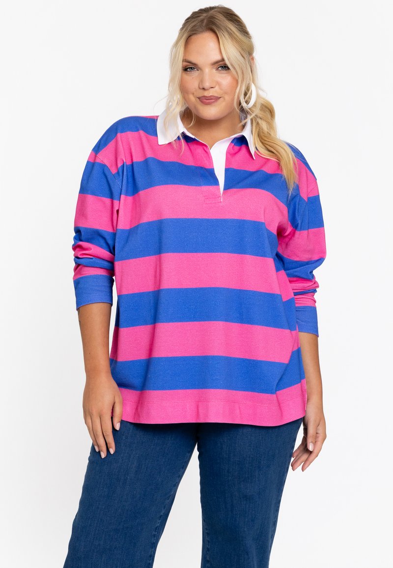 Langärmliges Poloshirt in Blau mit pinken horizontalen Streifen, ausgestattet mit einem weißen Kragen und einer lässigen Passform. Der Stoff wirkt weich und strukturiert.