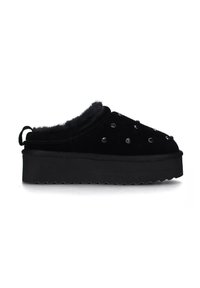 Mocassini in pelle scamosciata nera con rivestimento soffice, decorati con borchie argentate, caratterizzati da una suola platform nera spessa e suola zigrinata per maggiore aderenza.