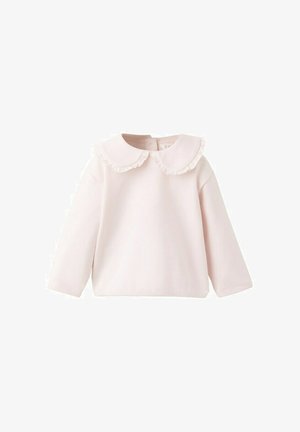 Otroška majica z dolgimi rokavi v bledo rožnati barvi z okroglim ovratnikom z volančki in zapiranjem na gumbe zadaj.