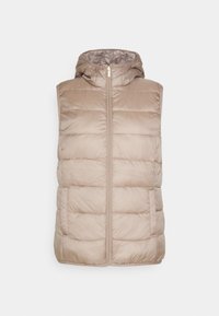 Chaleco acolchado beige con cremallera frontal, capucha y diseño acolchado. Cuenta con dos bolsillos laterales y una textura exterior lisa y brillante.