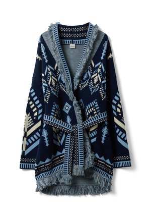 Cardigan azul marino con cinturón, con patrones geométricos en azul claro y crema, y ribete con flecos a lo largo del cuello, dobladillo y cinturón.