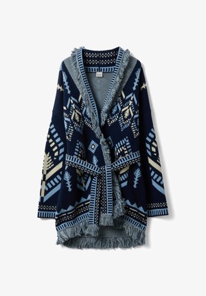 Cardigan azul marino con cinturón, con patrones geométricos en azul claro y crema, y ribete con flecos a lo largo del cuello, dobladillo y cinturón.
