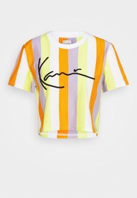 Lyhythihainen cropped T-paita, jossa on pystysuorat raidat valkoisena, oranssina, keltaisena ja laventelina sekä suuri musta allekirjoitusmallinen logo rinnassa.