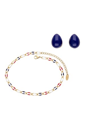 Gouden kettingarmband met afwisselend rode, witte en blauwe schakels, gecombineerd met een set effen marineblauwe druppelvormige oorbellen.