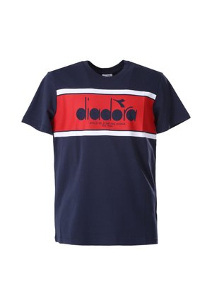 T-shirt blu navy a maniche corte con una striscia orizzontale rossa e bordi bianchi, con il logo "diadora" e il testo in blu navy sul petto.