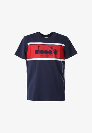 T-shirt blu navy a maniche corte con una striscia orizzontale rossa e bordi bianchi, con il logo "diadora" e il testo in blu navy sul petto.
