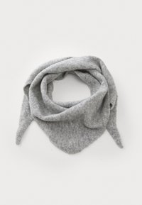 Bufanda de lana gris con forma triangular, superficie suave y texturizada, y extremos puntiagudos, dispuesta en estilo de bucle.