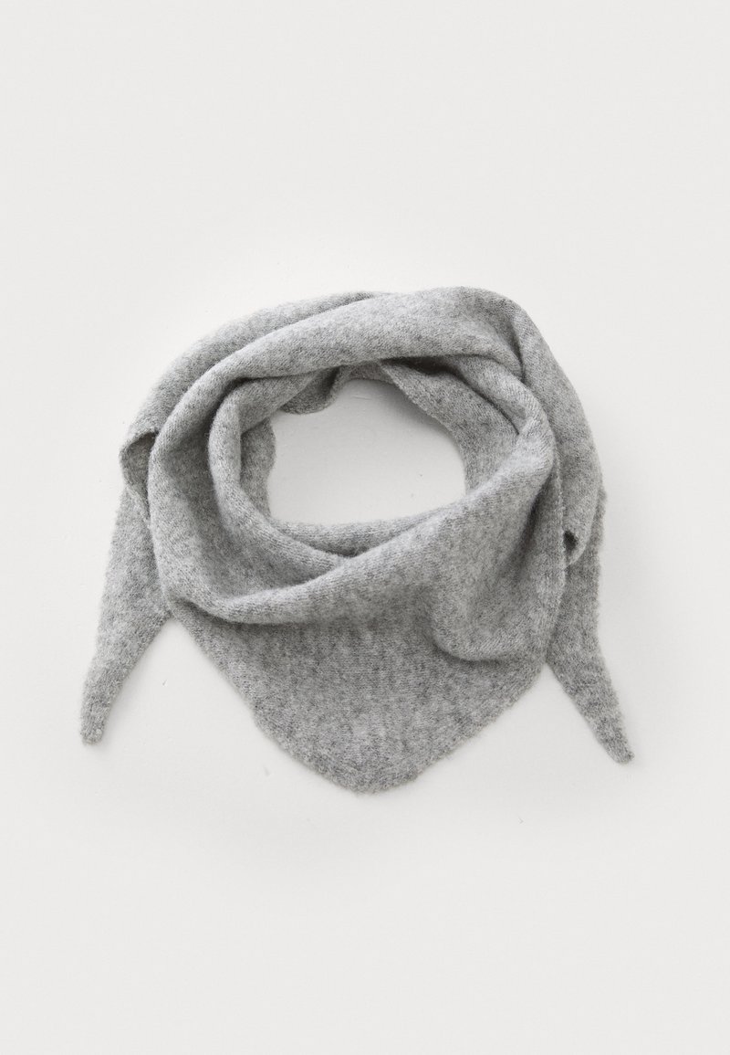 Bufanda de lana gris con forma triangular, superficie suave y texturizada, y extremos puntiagudos, dispuesta en estilo de bucle.