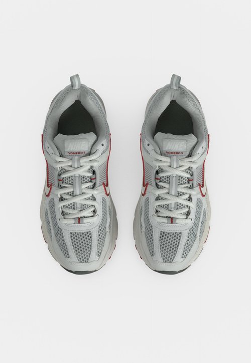Nike VOMERO 5 UNISEX - Trainers - photon dust/summit white/grey fog/dune red/smoke grey — photo 5
