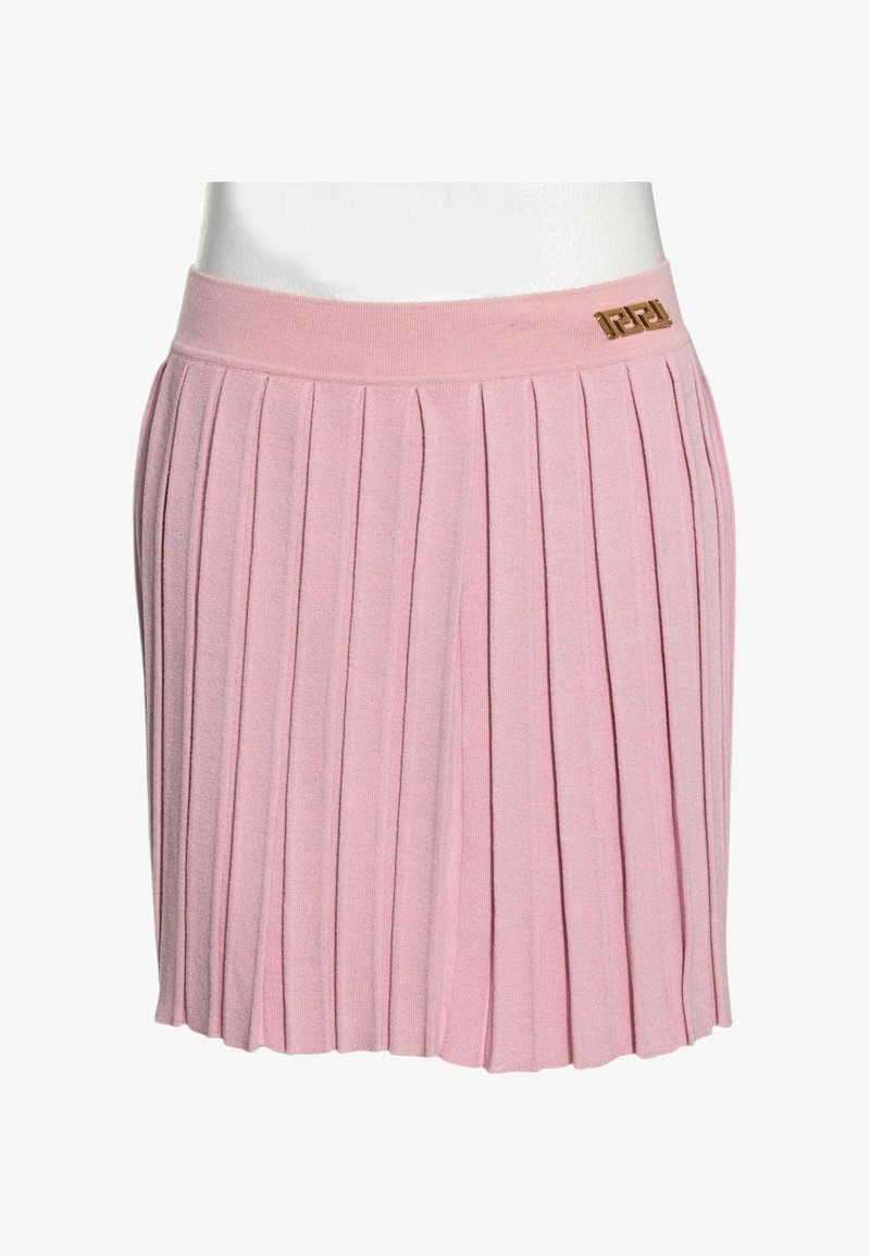Jupe plissée en maille rose clair avec une large ceinture et un petit détail logo doré sur le côté.