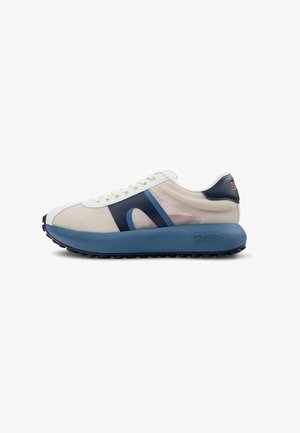 Zapatillas blancas y marinas con paneles de malla, puntera redondeada, suela de goma azul y cordones oscuros en contraste. Presenta el logo de la marca en el talón y en el lateral.