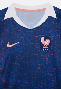 Futbalový dres Nike s pixelovaným vzorom v modrej a červenej farbe, bielym golierom a emblémom kohúta s nápisom „FFF“ pod ním.