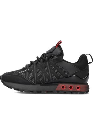 Schwarzer Sportschuh mit Obermaterial aus Mesh und Synthetik, Schnürsystem, roten Akzenten an der Sohle, strukturiertem Muster an der Seite und gepolsterter Ferse.