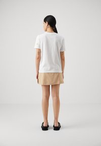 ONLY Petite ONLKETTY LIFE O NECK - Marškinėliai su spaudiniu - bright white