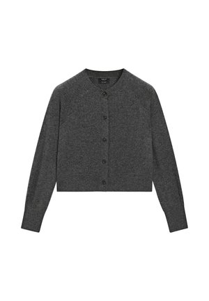 Cardigan gris court en tissu doux, avec un col rond, des manches longues et des boutons marron sur le devant.