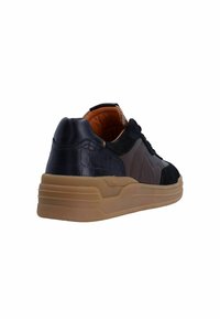 Sneaker mit einem Obermaterial aus dunkelblauem Leder, braunen Wildlederakzenten, einem strukturierten Krokodil-ähnlichen Detail und einer braunen Gummisohle.