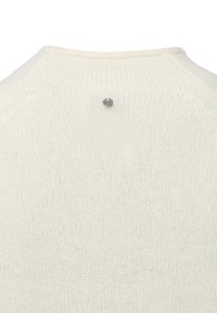 Gebreide trui in offwhite met een gestructureerde afwerking en een ronde hals. Heeft een klein zilveren logo-accent aan de achterkant.