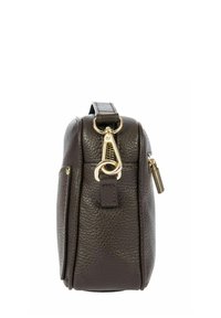 Sac en cuir marron avec surface texturée, quincaillerie dorée et fermeture éclair. Comprend une poche latérale et une bandoulière réglable.