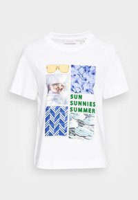 Camiseta blanca de algodón con un estampado gráfico que incluye elementos en azul y verde, como gafas de sol, patrones florales y el texto "SOL GAFAS VERANO."