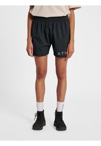 Czarne, lekkie szorty z elastycznym paskiem w talii, z subtelnym logo "ATW" w szarym kolorze na dolnej stronie. Gładka tekstura, długość powyżej kolana.