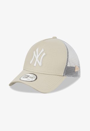 Gorra beige con visera curva, que presenta un logo NY bordado en blanco. Parte trasera de malla, correa ajustable y una pegatina de la marca en la visera.