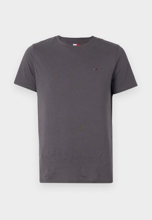 Grå bomull T-skjorte med rund hals, korte ermer og en liten logo med røde, hvite og blå aksenter på venstre bryst.